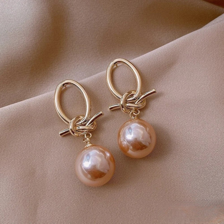 Gold earrings with pearl