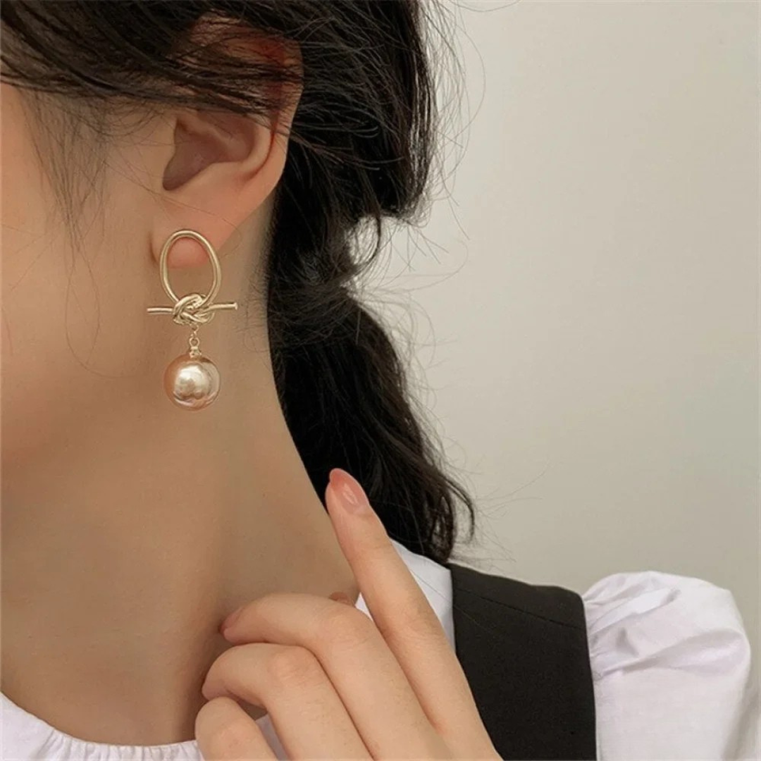 Gold earrings with pearl